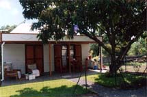 Le bungalow a l'ombre d'un manguier